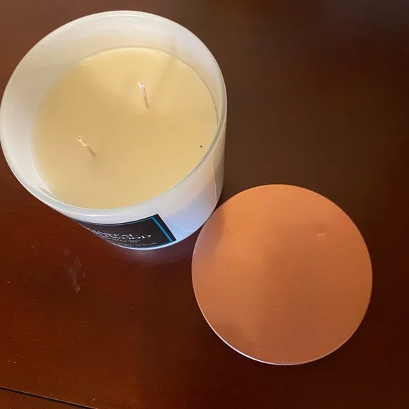 The Collection Chesapeake Bay Company 2wick soy wax blend candle - Picture 3 of 3